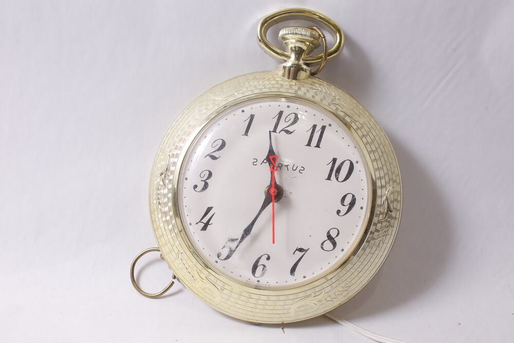 WORKING plastic Vintage Spartus Wall Clock Backward-running Pocket Watch style